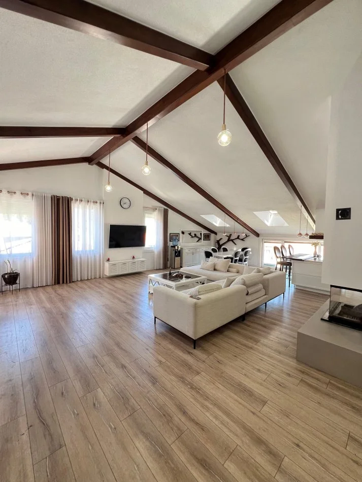 Tirane, jepet me qera apartament+verande | Penthouse 3+1+Aneks+Ballkon Kati 4, 250 m² 2.200 € (Rezidenca Secret Garden)