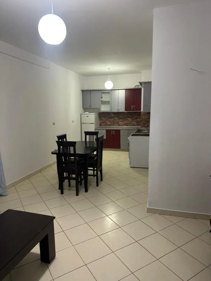 Tirane, jepet me qera apartament 2+1 Kati 9, 120 m² 500 € (Tek Pallatet Romario, Tek Alpha Bank)