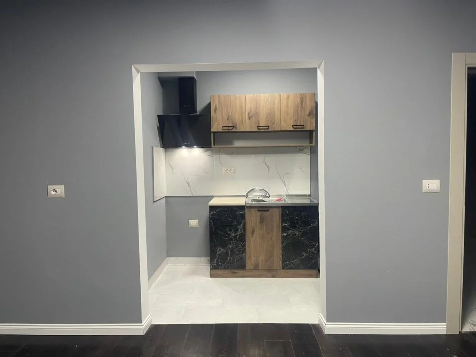 Tirane, jepet me qera apartament 1+1 Kati 0, 65 m² 450 €