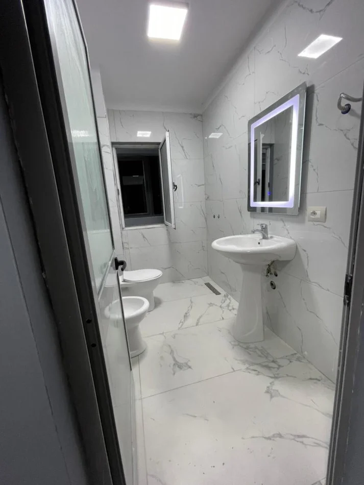 Tirane, jepet me qera apartament 1+1 Kati 0, 65 m² 450 €