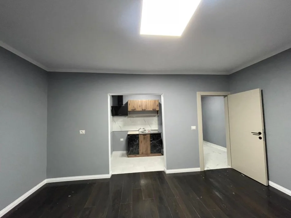 Tirane, jepet me qera apartament 1+1 Kati 0, 65 m² 450 €