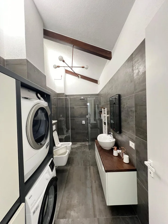 Tirane, jepet me qera apartament+verande | Penthouse 3+1+Aneks+Ballkon Kati 4, 250 m² 2.200 € (Rezidenca Secret Garden)