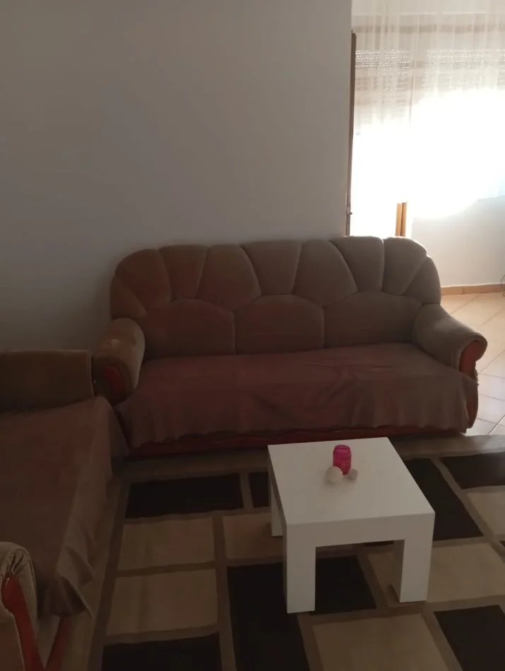Tirane, jepet me qera Vile 1+1 Kati 2, 68 m² (Pran Medreses se Tiranes)