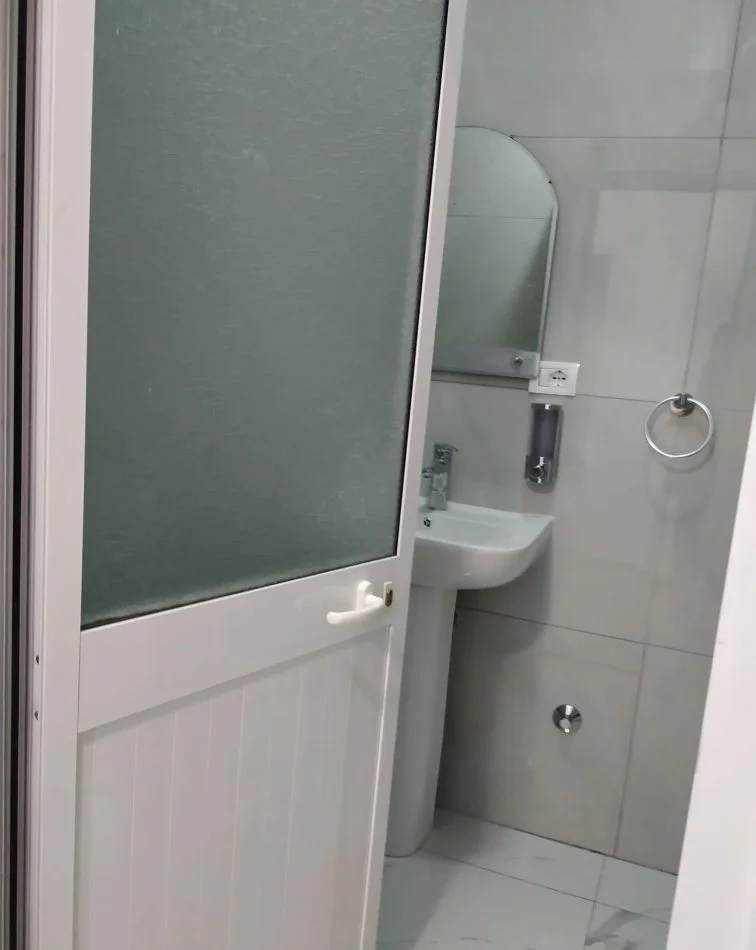 Tirane, jepet me qera apartament 2+1+Ballkon Kati 6, 80 m² 700 € (Mbrapa Poliklinikes nr 9, tek 21 Dhjetori)