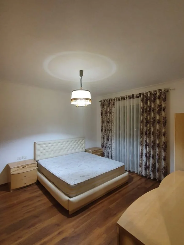 Tirane, jepet me qera apartament 3+1 Kati 3, 800 € (Rruga Frosina Plaku)