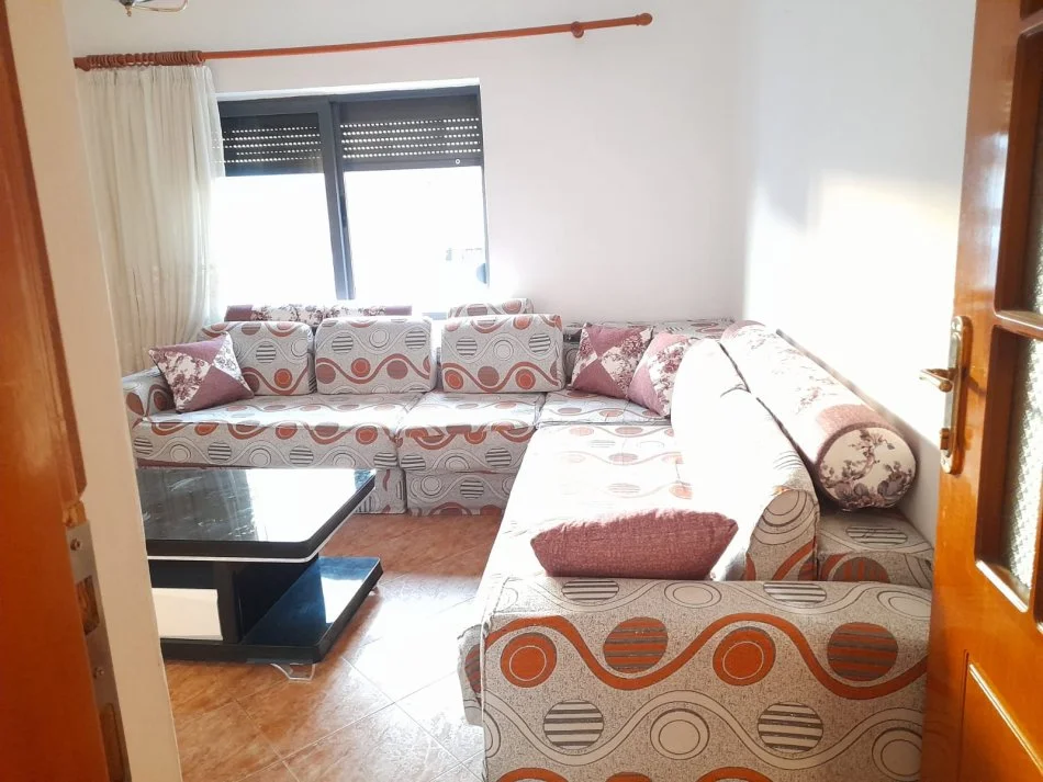 Tirane, jepet me qera apartament 1+1 Kati 5, 80 m² 400 € (Rruga Ferit Xhajko)