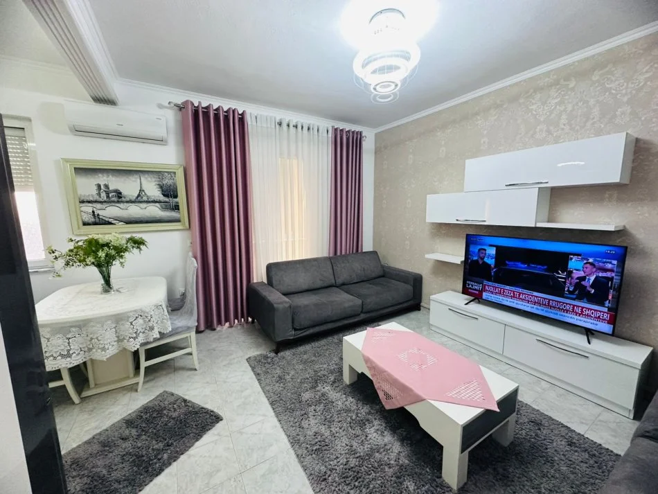 Tirane, jepet me qera apartament 1+1+Ballkon Kati 5, 70 m² 550 € (Shkolla cajupi)