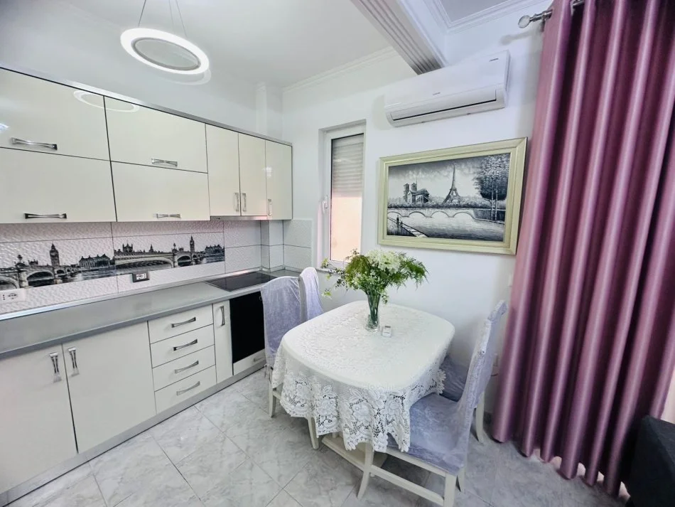 Tirane, jepet me qera apartament 1+1+Ballkon Kati 5, 70 m² 550 € (Shkolla cajupi)