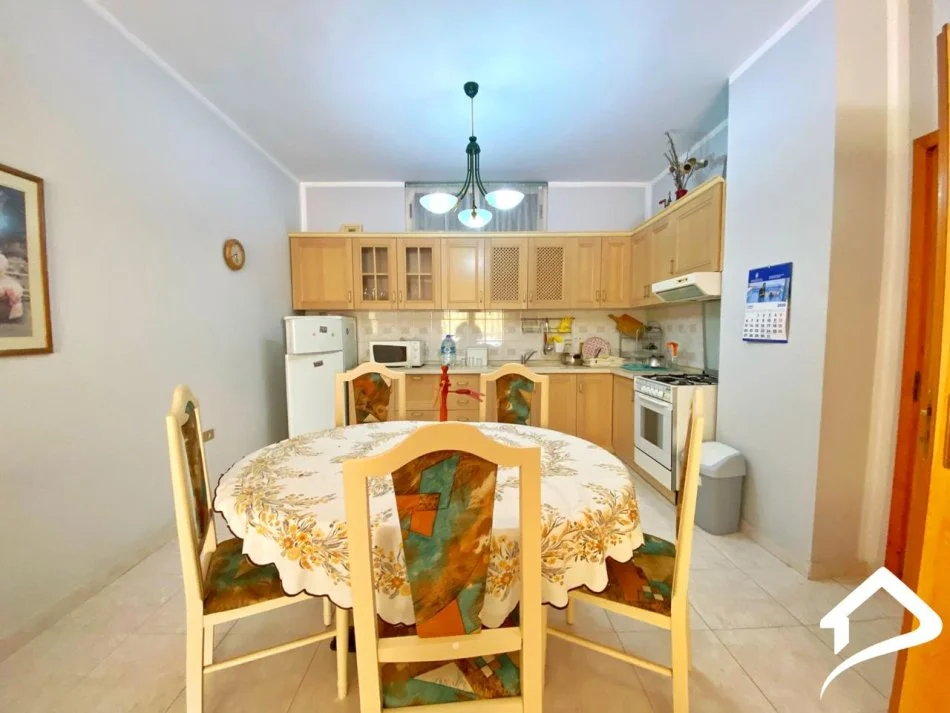 Tirane, jap me qera apartament 3+1+Ballkon Kati 3, 140 m² 750 € (Rruga e Ambasadave)