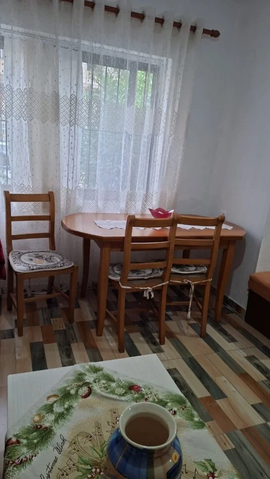 Tirane, jepet me qera apartament 2+1+Aneks+Ballkon Kati 1, 75 m² 500 € (Rruga Njazi Meka, tek Shkolla e Bashkuar, perballe shkolles Ramazan Jarani)