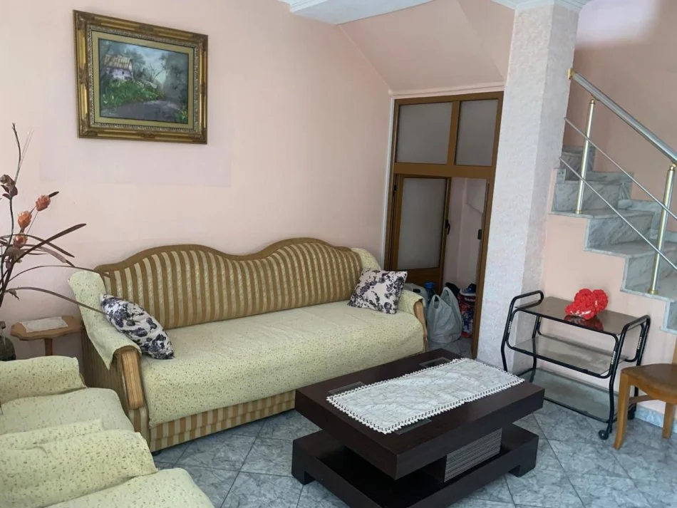 Tirane, jepet me qera shtepi 1+1 Kati 1, 300 €