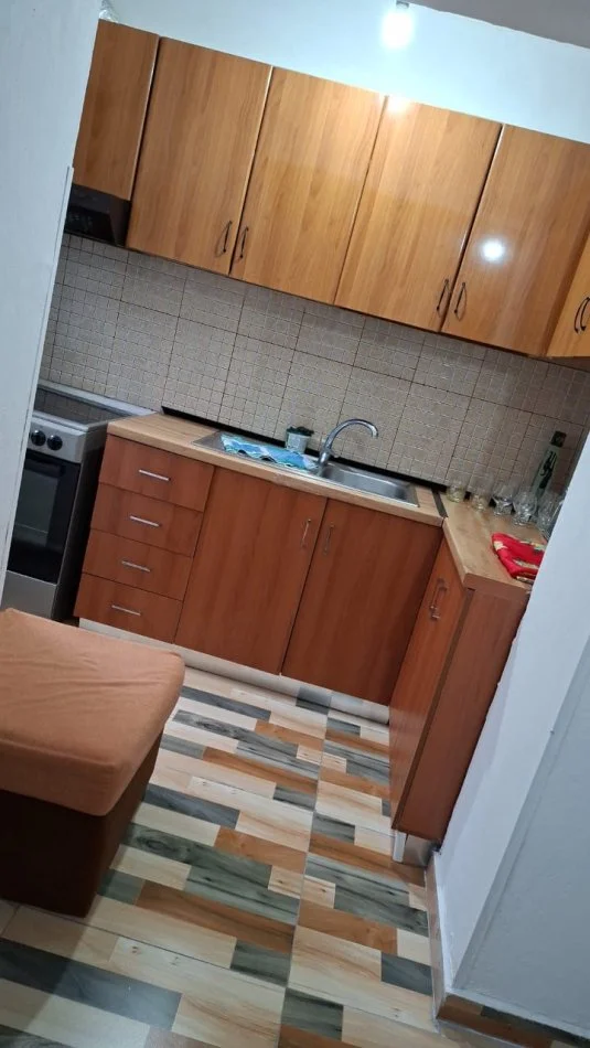 Tirane, jepet me qera apartament 2+1+Ballkon Kati 1, 75 m² 500 € (Rruga Njazi Meka, Tek Shkolla e bashkuar, perballe Shkolles Ramazan Jarani)