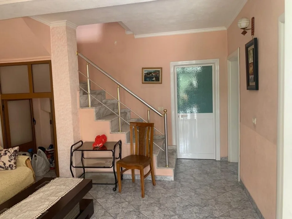 Tirane, jepet me qera shtepi 1+1 Kati 1, 300 €