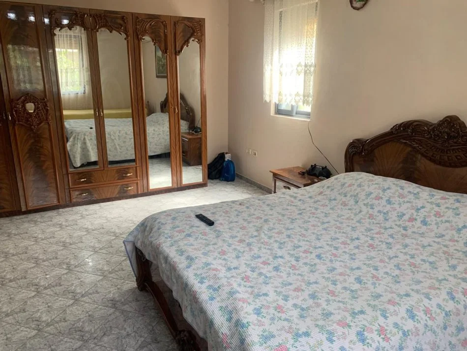 Tirane, jepet me qera shtepi 1+1 Kati 1, 300 €