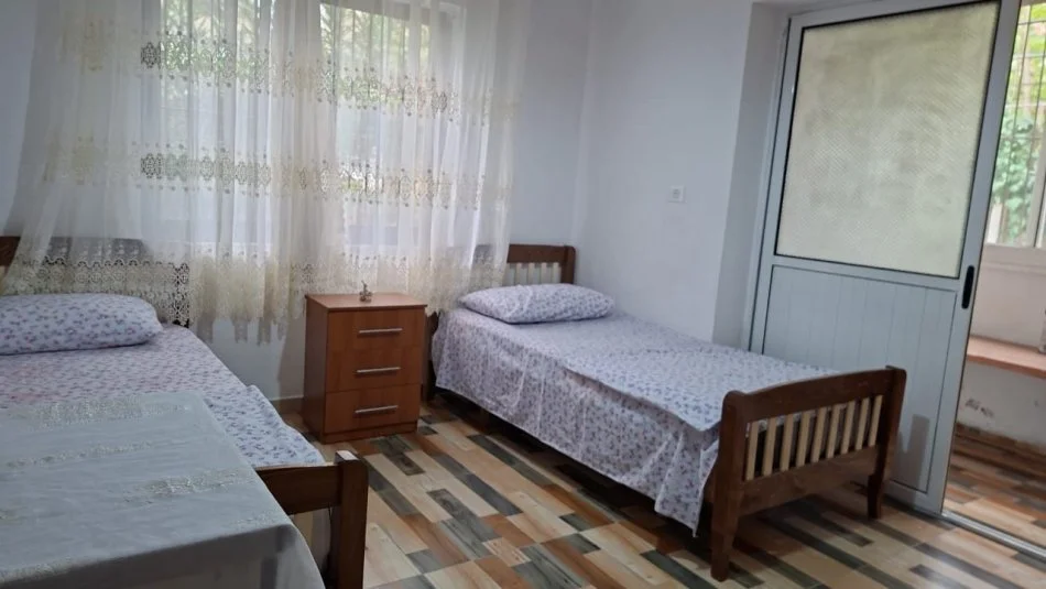 Tirane, jepet me qera apartament 2+1+Ballkon Kati 1, 75 m² 500 € (Rruga Njazi Meka, Tek Shkolla e bashkuar, perballe Shkolles Ramazan Jarani)