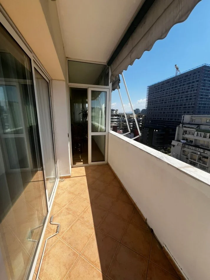 Komuna e parisit tek lulishtja, jepet me qera 2+1+ 2 blk, 105 m², i mobiluar. 650€