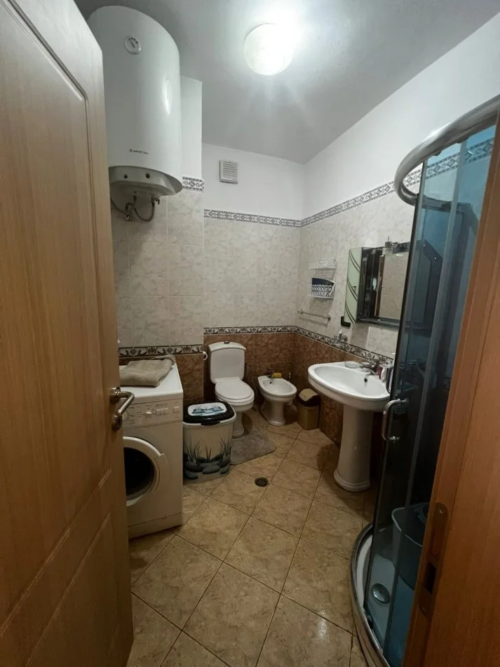 Komuna e parisit tek lulishtja, jepet me qera 2+1+ 2 blk, 105 m², i mobiluar. 650€