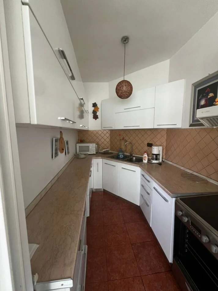 Komuna e parisit tek lulishtja, jepet me qera 2+1+ 2 blk, 105 m², i mobiluar. 650€