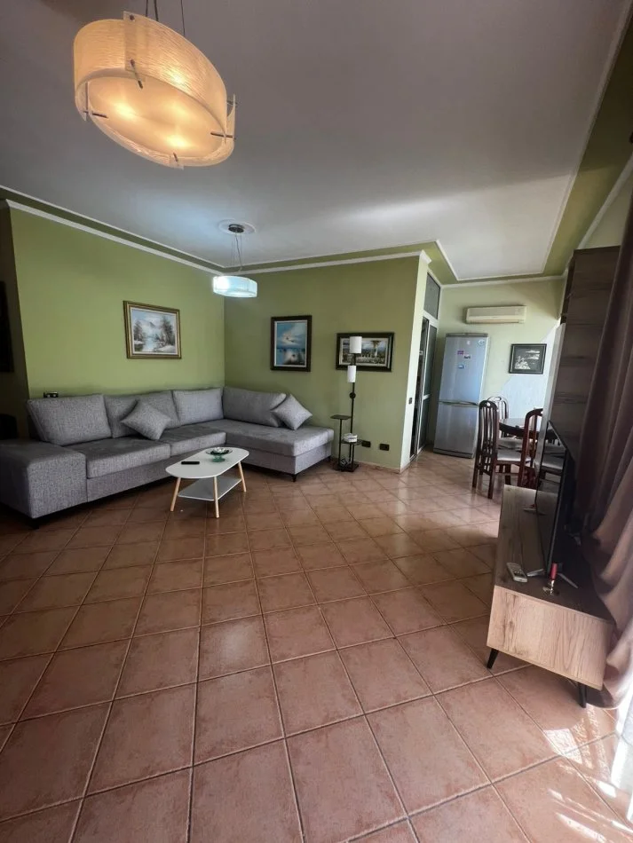 Komuna e parisit tek lulishtja, jepet me qera 2+1+ 2 blk, 105 m², i mobiluar. 650€