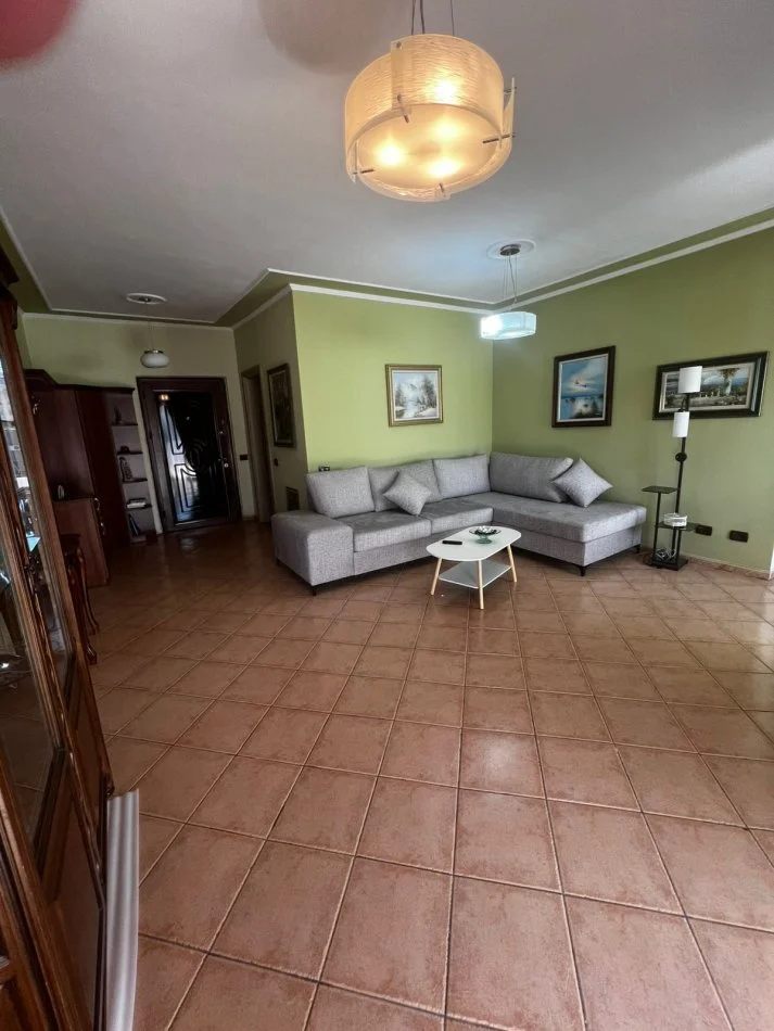 Komuna e parisit tek lulishtja, jepet me qera 2+1+ 2 blk, 105 m², i mobiluar. 650€