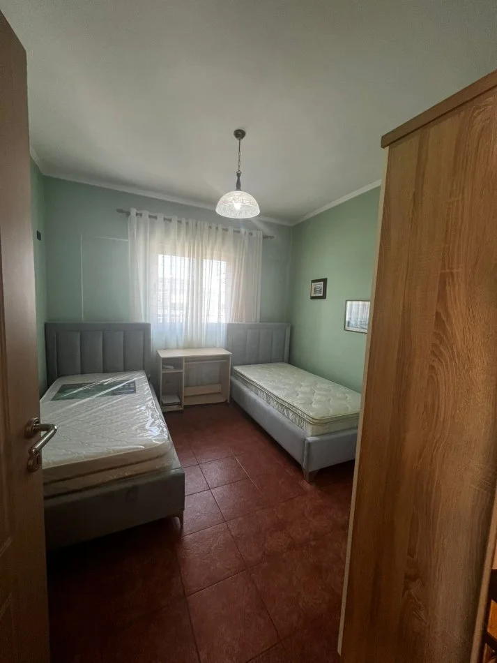 Komuna e parisit tek lulishtja, jepet me qera 2+1+ 2 blk, 105 m², i mobiluar. 650€