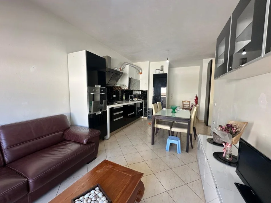 Tirane, jepet me qera apartament 2+1 Kati 4, 100 m² 400 € 