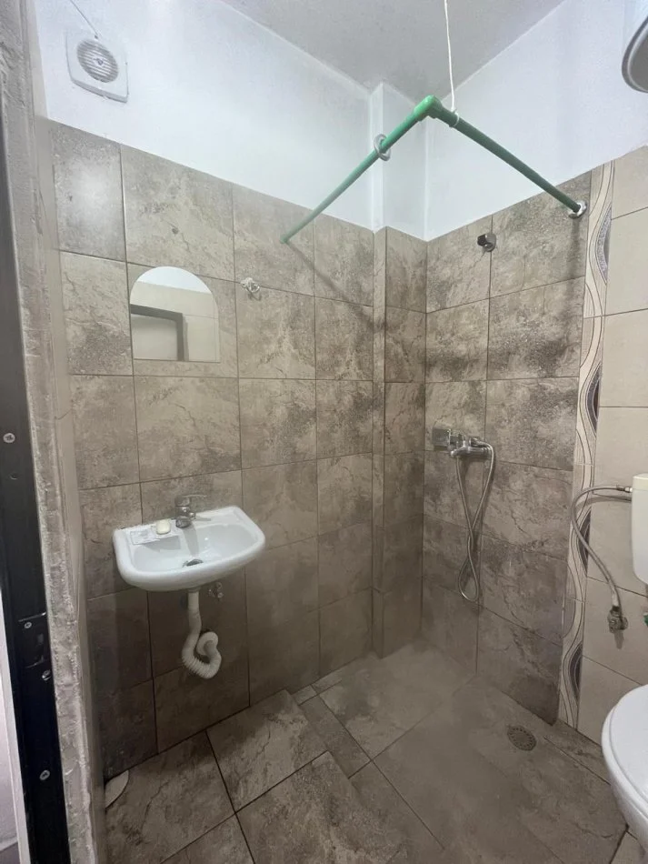 Tirane, jepet me qera garsonier Kati 2, 40 m² 330 € (Rruga Haxhi Bardhi, tek Qytet Studenti)