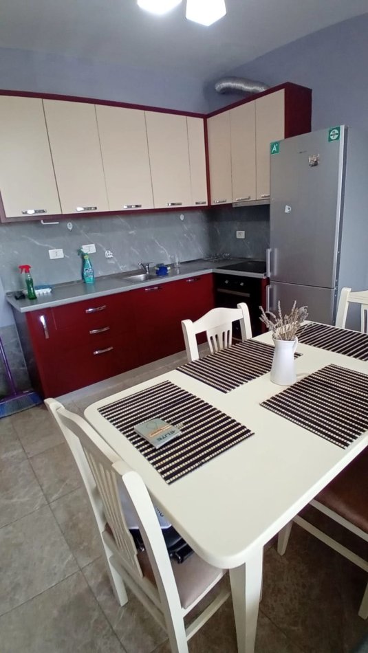 Tirane, jepet me qera apartament 2+1 Kati 3, 90 m² 550 € (Rruga Artan Lenja . Afer Kompleksit Kontakt)