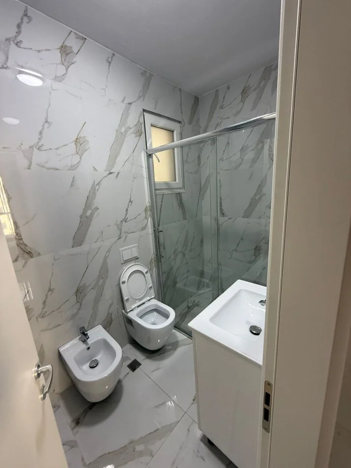 Tirane, jepet me qera apartament 2+1 Kati 3, 800 € 
