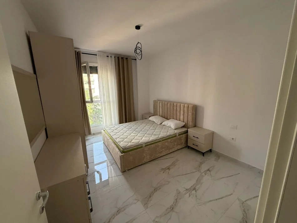 Tirane, jepet me qera apartament 2+1 Kati 3, 800 € 