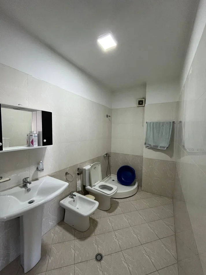 Tirane, jepet me qera apartament 2+1 Kati 7, 500 € (Astir)