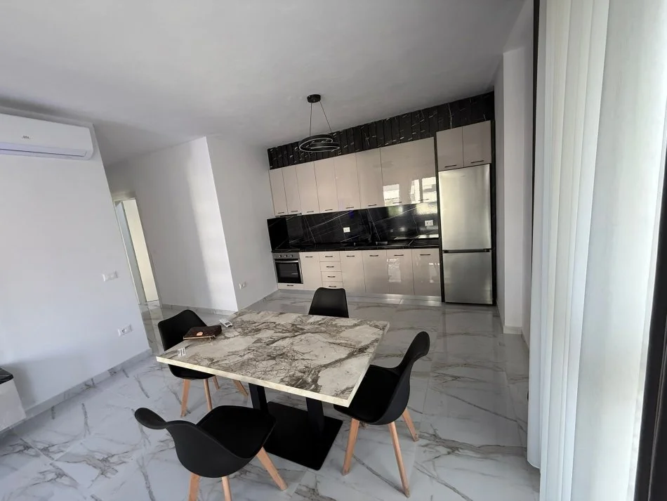 Tirane, jepet me qera apartament 2+1 Kati 3, 800 € 