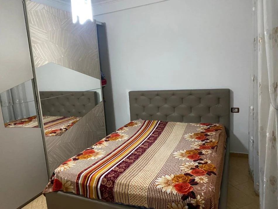 Tirane, jepet me qera apartament 2+1+Ballkon Kati 6, 90 m² 400 € (Prane Restorant Deliu)