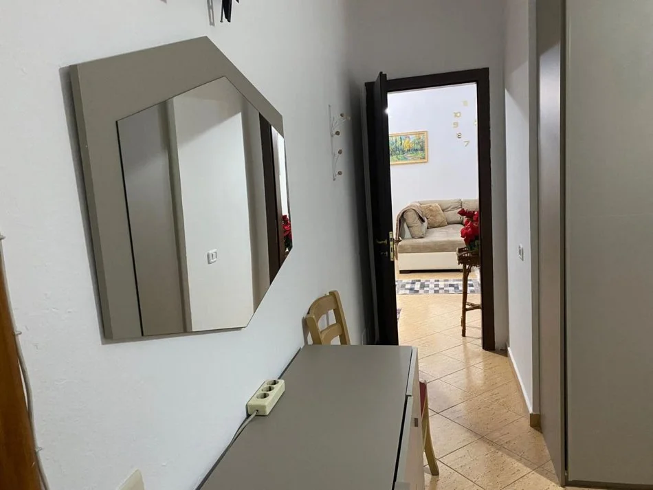 Tirane, jepet me qera apartament 2+1+Ballkon Kati 6, 90 m² 400 € (Prane Restorant Deliu)