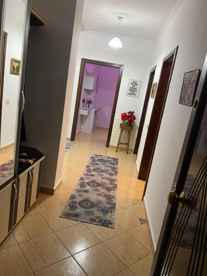 Tirane, jepet me qera apartament 2+1+Ballkon Kati 6, 90 m² 400 € (Prane Restorant Deliu)