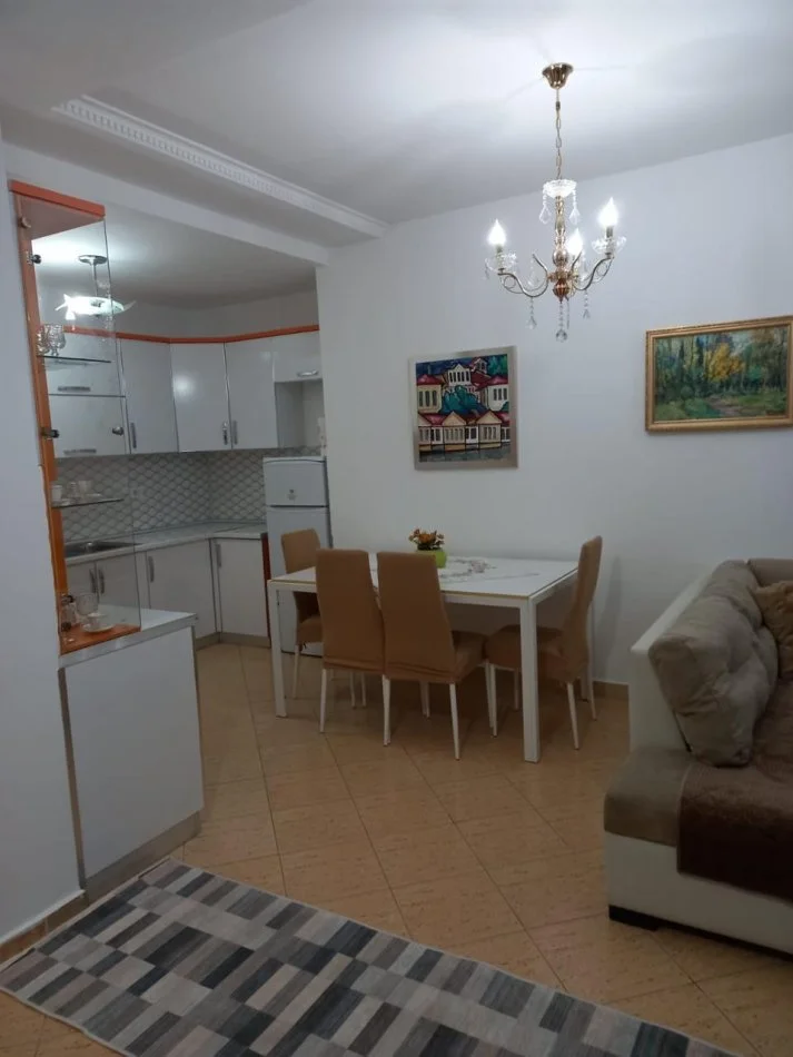 Tirane, jepet me qera apartament 2+1+Ballkon Kati 6, 90 m² 400 € (Prane Restorant Deliu)