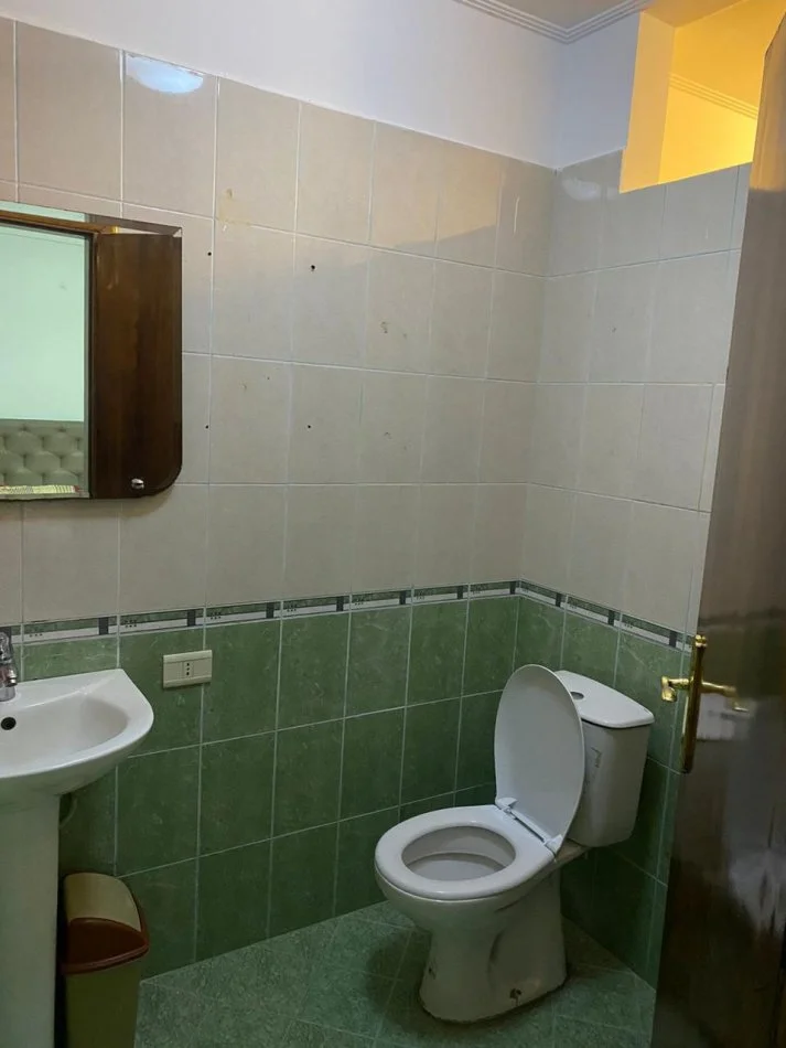 Tirane, jepet me qera apartament 2+1+Ballkon Kati 6, 90 m² 400 € (Prane Restorant Deliu)