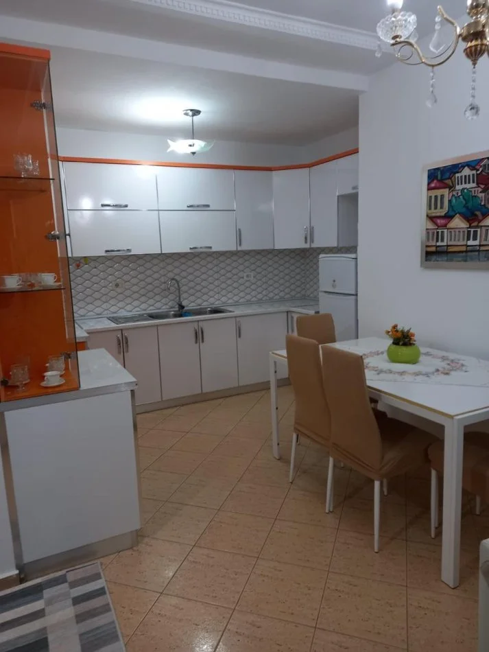 Tirane, jepet me qera apartament 2+1+Ballkon Kati 6, 90 m² 400 € (Prane Restorant Deliu)