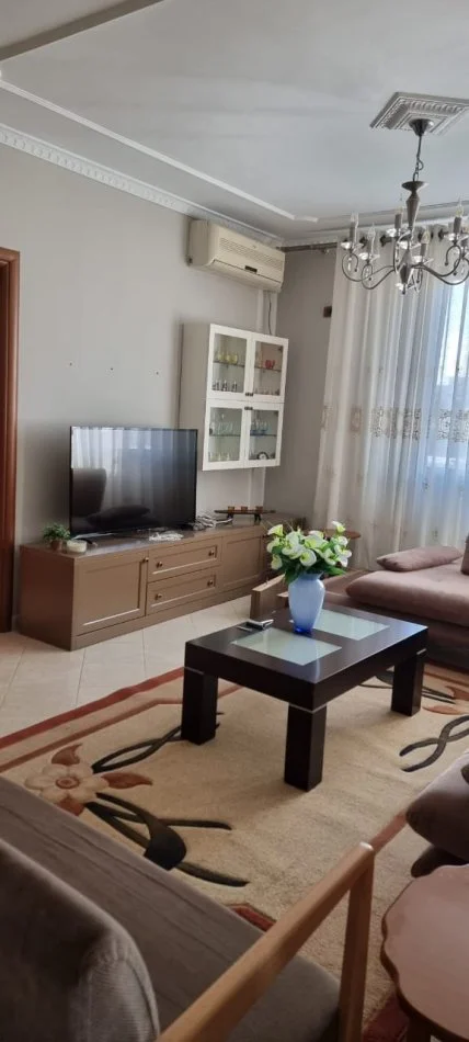 Tirane, jepet me qera apartament 2+1 Kati 4, 120 m² 800 € 
