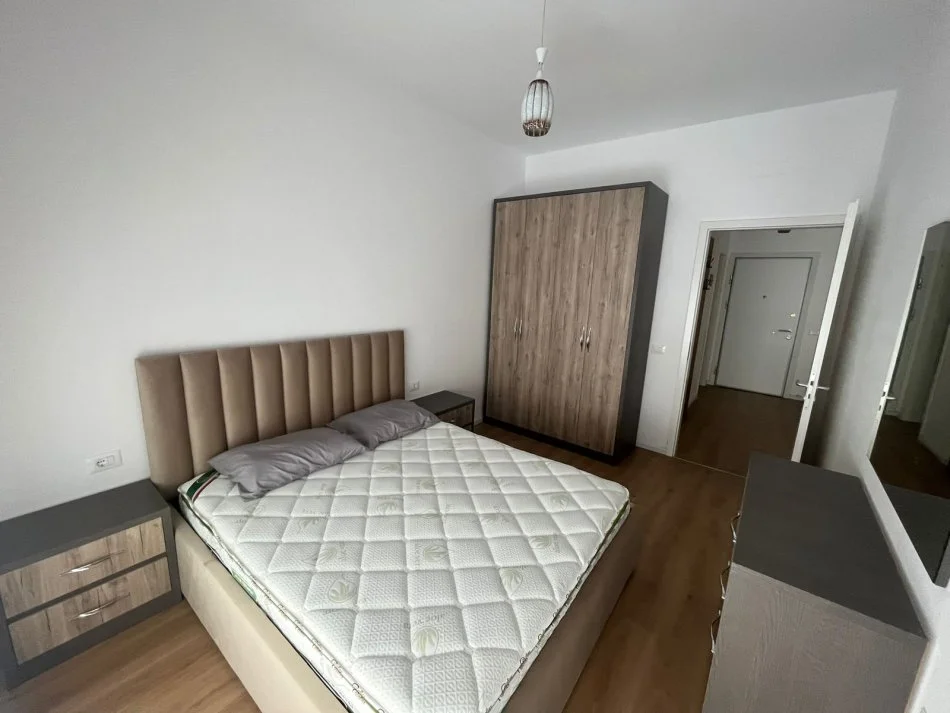 Tirane, jepet me qera apartament 1+1 Kati 4, 62 m² 450 € (Ali Demi)