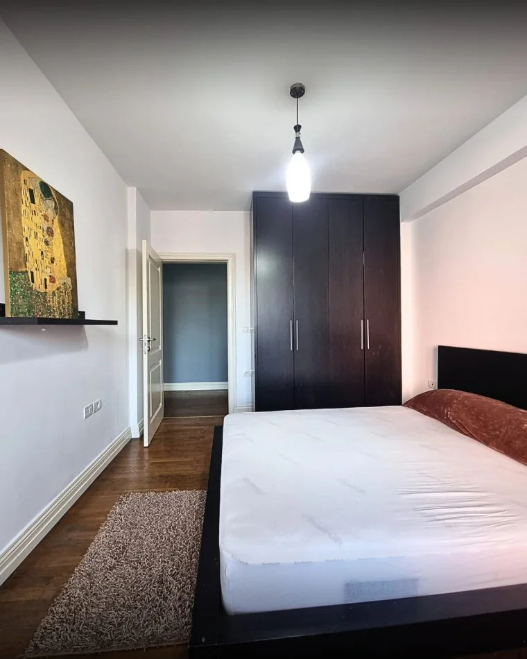 Tirane, jepet me qera apartament 2+1+Ballkon Kati 4, 110 m² 1.000 € 