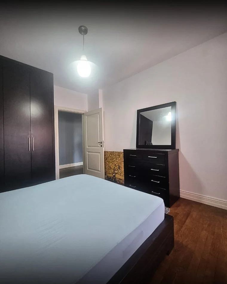 Tirane, jepet me qera apartament 2+1+Ballkon Kati 4, 110 m² 1.000 € 