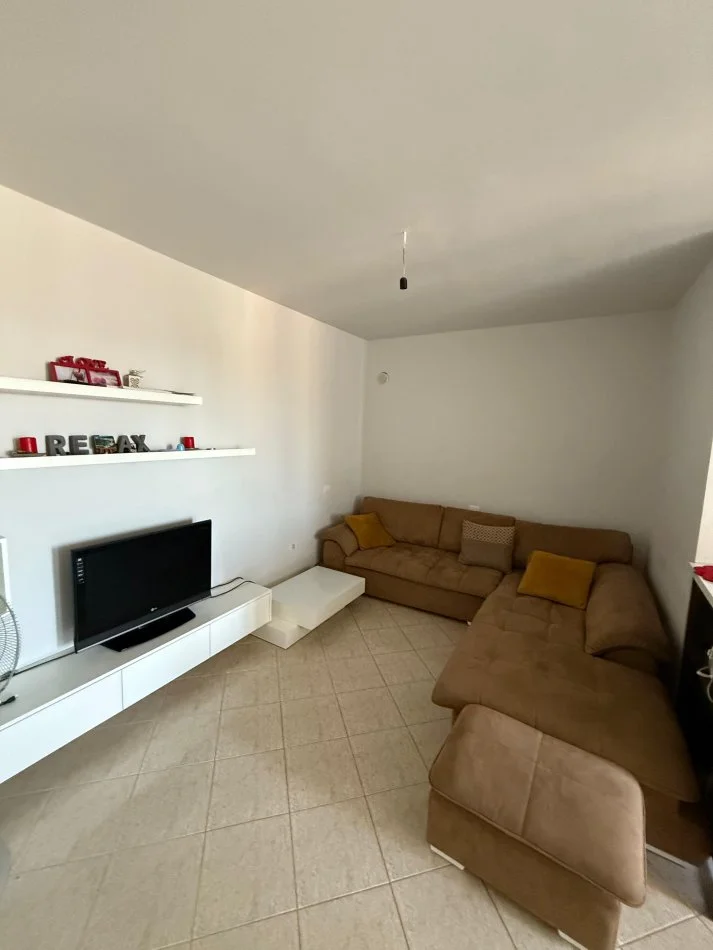 Tirane, jepet me qera apartament 1+1 , 350 € 