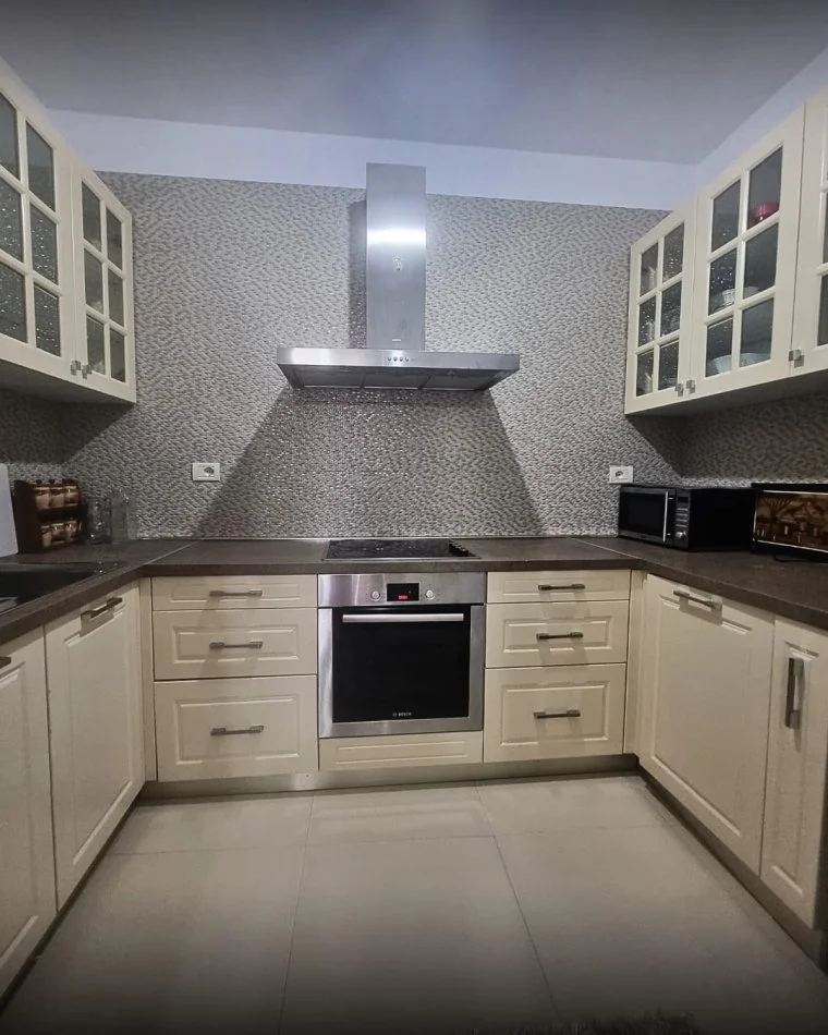 Tirane, jepet me qera apartament 2+1+Ballkon Kati 4, 110 m² 1.000 € 