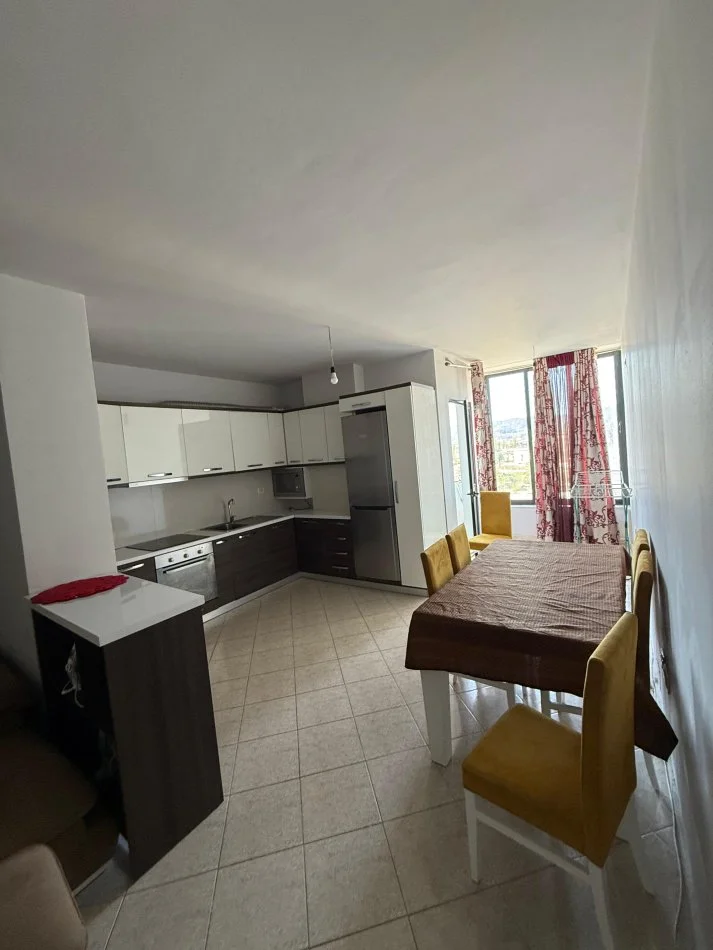 Tirane, jepet me qera apartament 1+1 , 350 € 