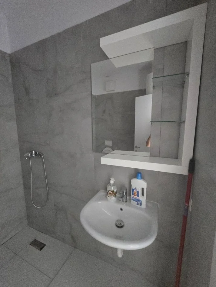 Tirane, jepet me qera apartament 1+1+Ballkon Kati 5, 60 m² 400 € (Tek Univers City, prane Casa Italia)
