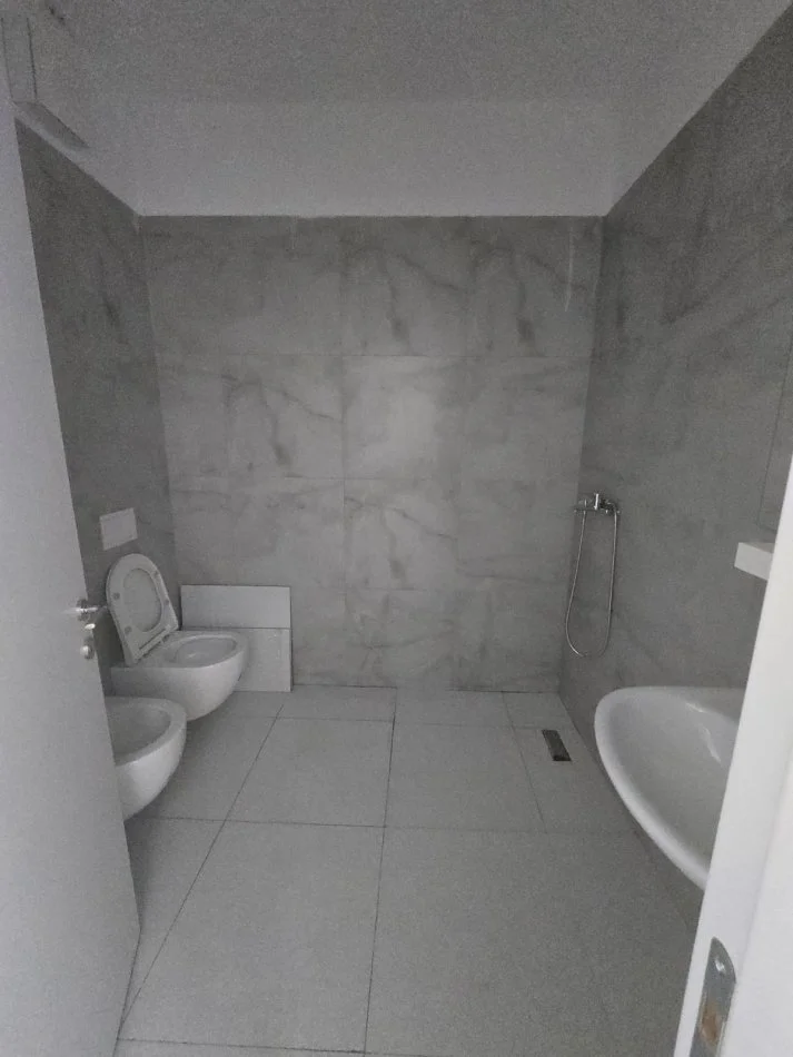 Tirane, jepet me qera apartament 1+1+Ballkon Kati 5, 60 m² 400 € (Tek Univers City, prane QTU)