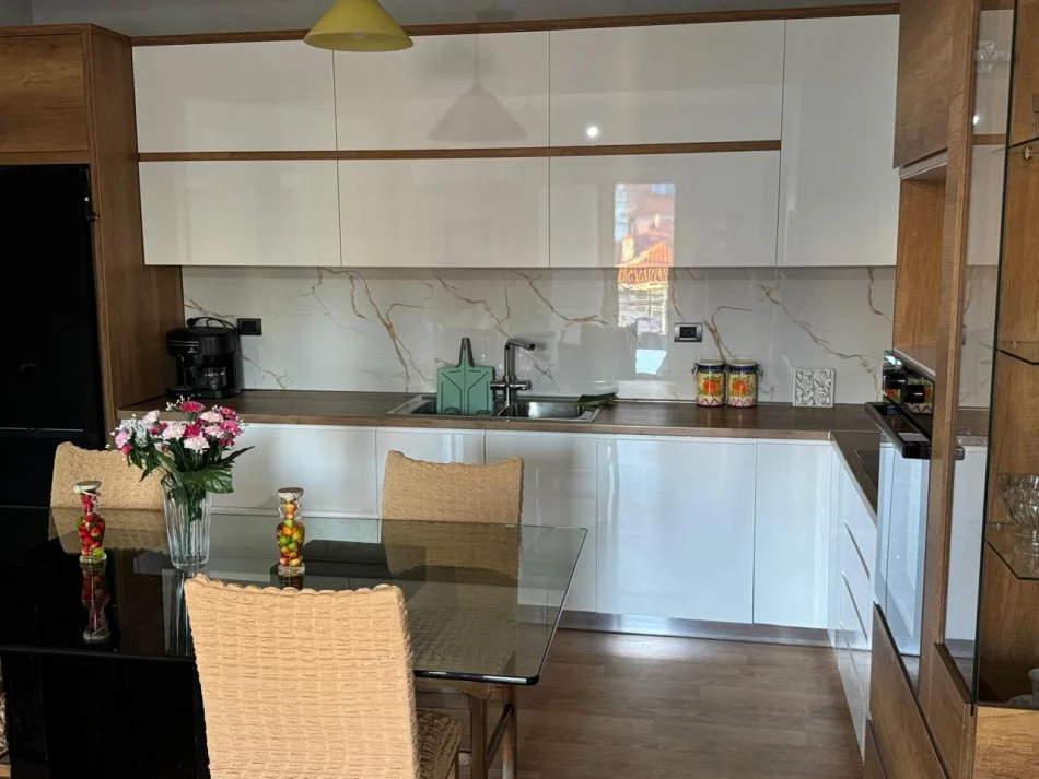 Pogradec, jepet me qera shtepi 3+1+Aneks+Ballkon , 160 m² 300 € (Rruga 5 maji, Ndertesa 5)