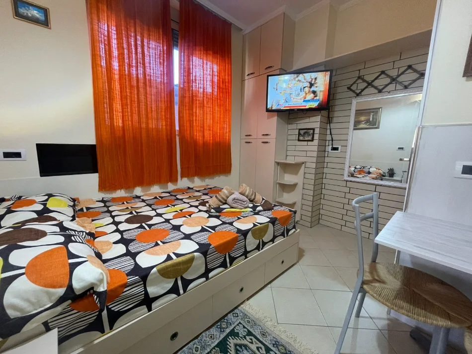 Tirane, jepet me qera apartament 1+1 Kati 2, 45 m² 370 € (Rruga guri madhi)