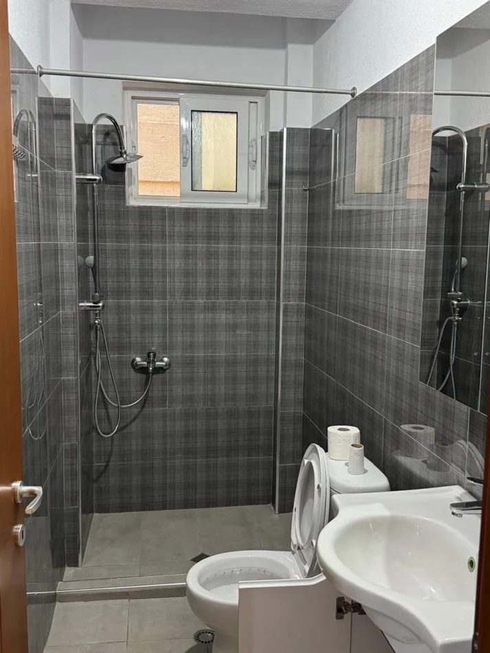 Pogradec, jepet me qera shtepi 3+1+Aneks+Ballkon , 160 m² 300 € (Rruga 5 maji, Ndertesa 5)